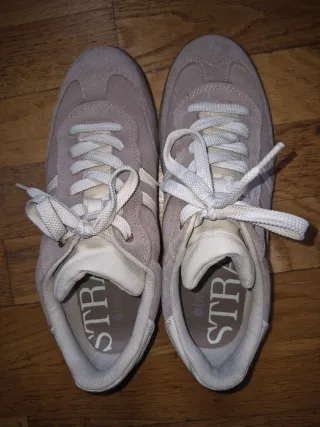 Zapatillas beige y blancas