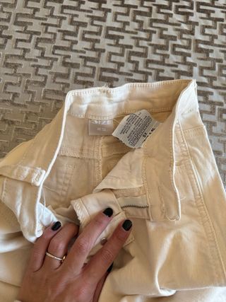 Pantalón acampanado beige talla 34 buen calce