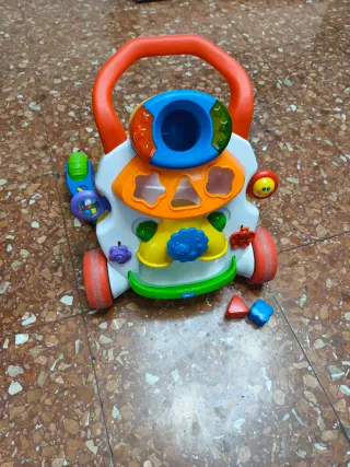 Andador infantil con actividades