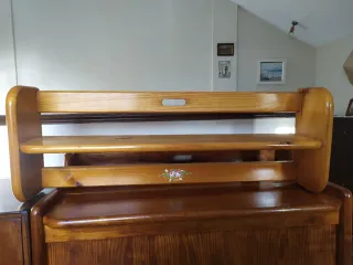 Estantería madera pino decorada.