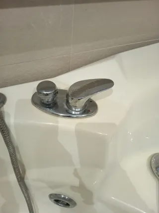 Roca Jacuzzi Hidromasaje con luz y radio.