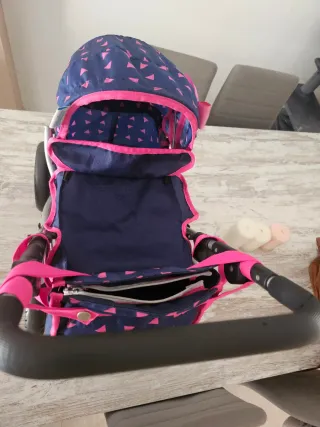 Carrito de muñecas azul con triángulos rosas