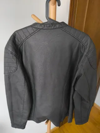 Chaqueta efecto piel negra Talla XL