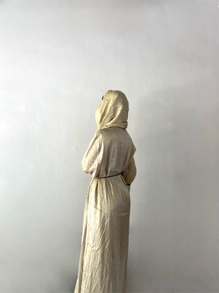 Vestido kimono y pañuelo beige