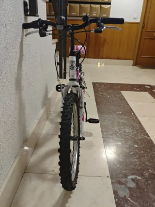 Bicicleta niña rosa y blanca