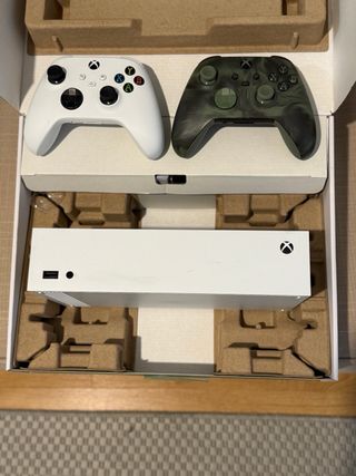 Xbox Series S Blanca + Mando Verde Camuflaje