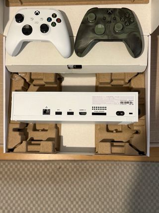 Xbox Series S Blanca + Mando Verde Camuflaje