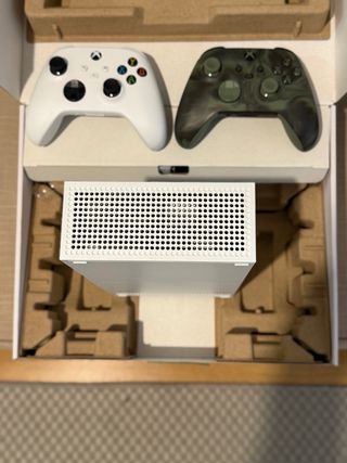 Xbox Series S Blanca + Mando Verde Camuflaje