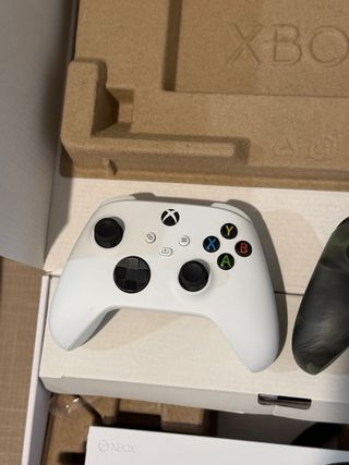 Xbox Series S Blanca + Mando Verde Camuflaje