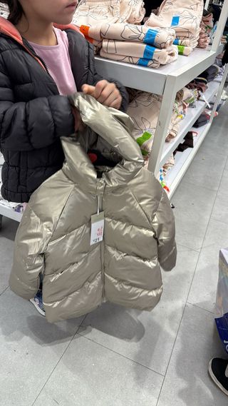 Abrigo niña dorado Primark