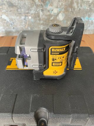 Laser Dewalt y receptor digital.