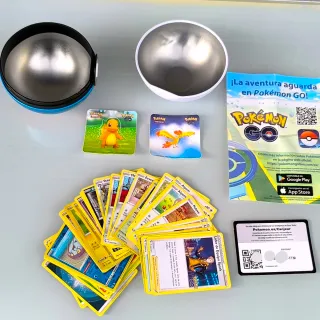 Bola y cartas Pokémon