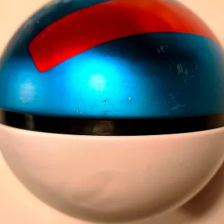 Bola y cartas Pokémon