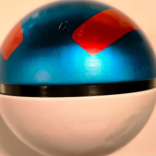 Bola y cartas Pokémon