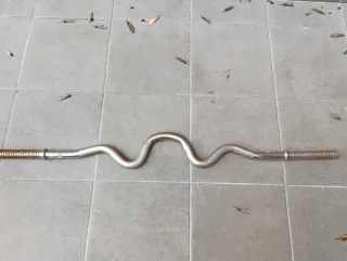 Rack de entrenamiento con barra y banco