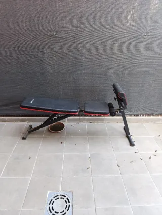 Rack de entrenamiento con barra y banco