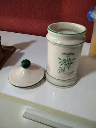 Tarro antiguo de cerámica con tapa