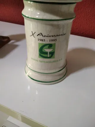 Tarro antiguo de cerámica con tapa