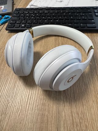 Cascos Beats Blancos y Dorados