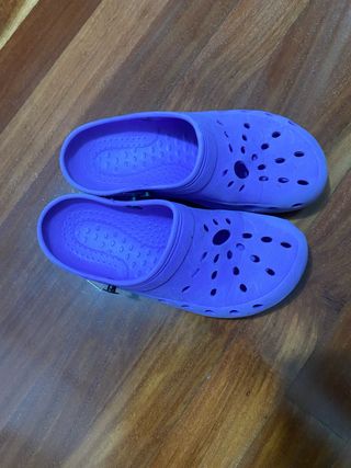 Sandalias tipo Crocs Moradas