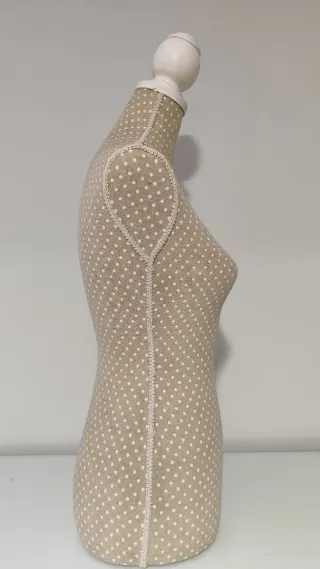 Maniquí de costura mujer lunares