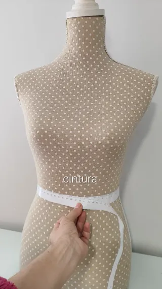 Maniquí de costura mujer lunares
