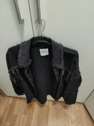 Chaqueta Zara con flecos y pedrería