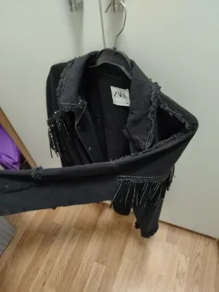 Chaqueta Zara con flecos y pedrería