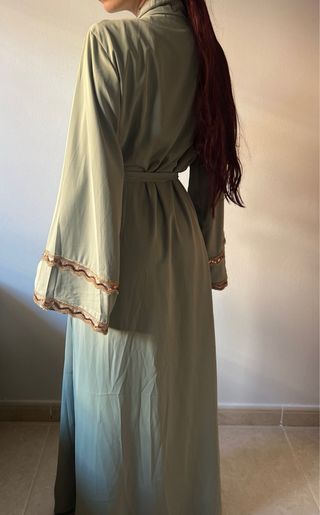 Kimono y Vestido Verde con Detalles Dorados