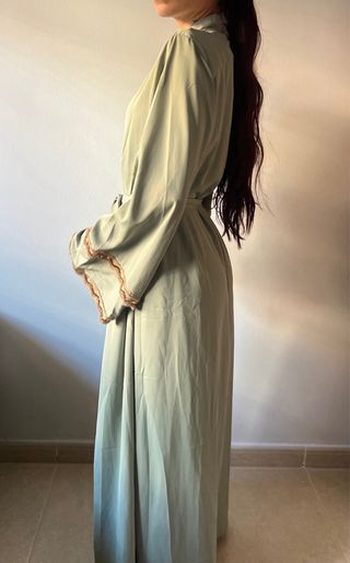 Kimono y Vestido Verde con Detalles Dorados