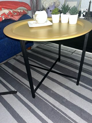 Mesa redonda dorada y negra