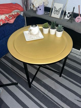 Mesa redonda dorada y negra