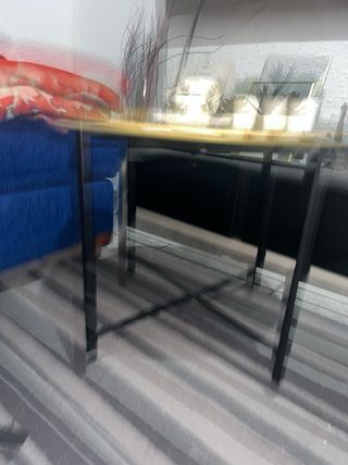 Mesa redonda dorada y negra