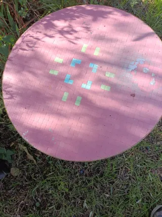 Mesa redonda patas de hierro y cerámica