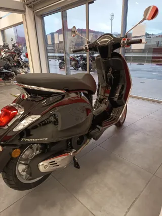Vespa Primavera 125 Negra