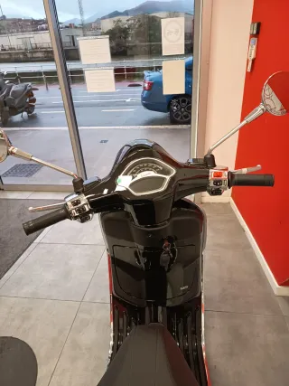 Vespa Primavera 125 Negra