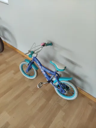 Bicicleta infantil azul y blanca