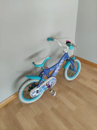 Bicicleta infantil azul y blanca