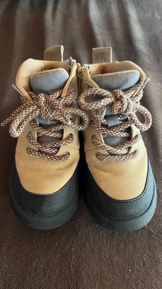 Botas niño beige y negras. Número 25