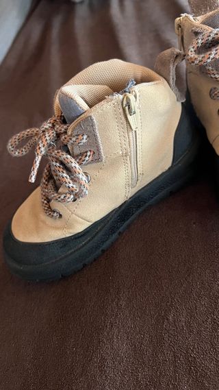 Botas niño beige y negras. Número 25