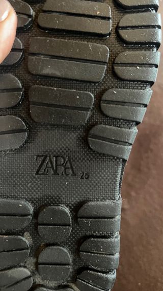 Botas niño beige y negras. Número 25