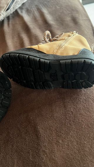 Botas niño beige y negras. Número 25