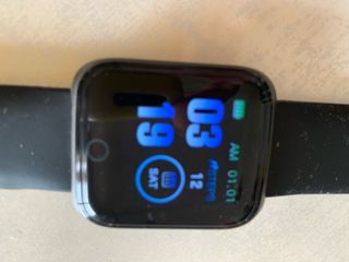 Reloj inteligente negro con cargador