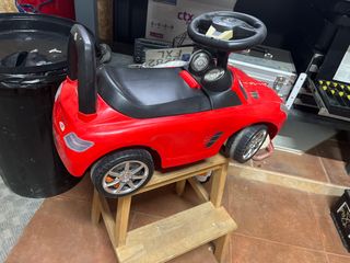Coche correpasillos rojo para niños