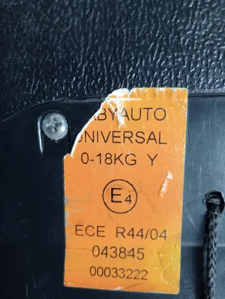 Silleta de coche gris y roja