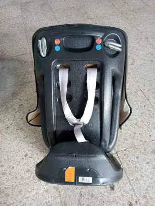 Silleta de coche gris y roja