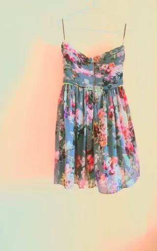Vestido floral sin tirantes