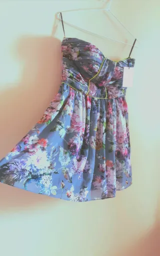 Vestido floral sin tirantes