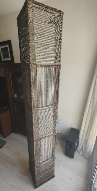 Lámpara de mimbre alta