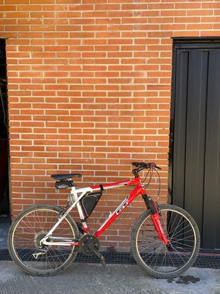 Bicicleta de Montaña GT Roja